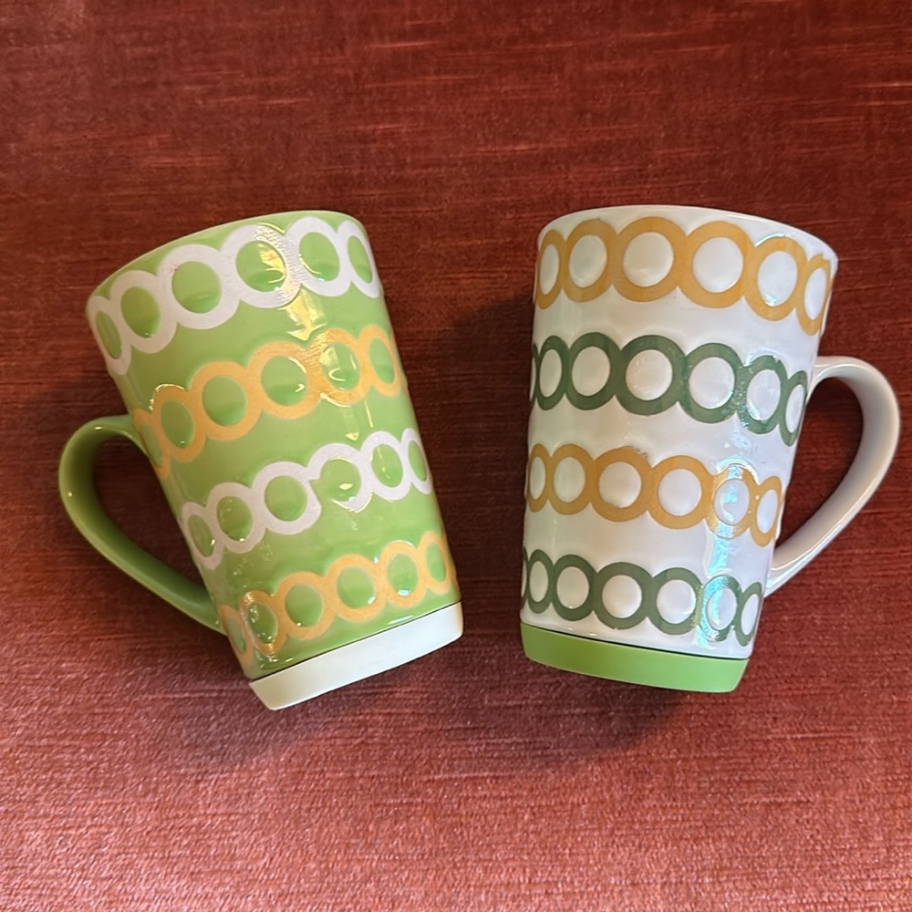 Tabletop Gallery “Andrea” Set of 2 12oz ceramic mugs rubber bottom green white